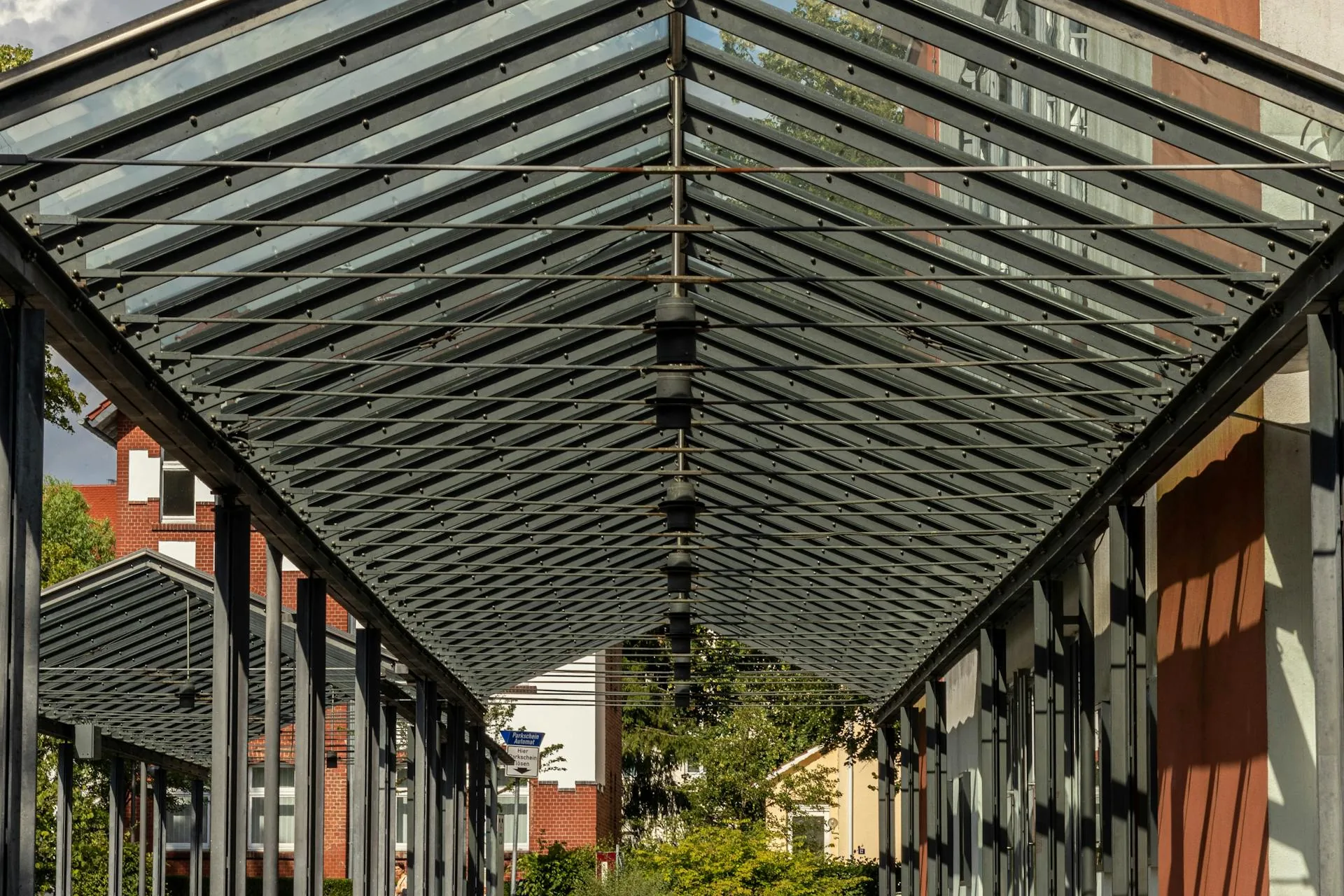 Pergola bioclimatique en aluminium laqué avec lames orientables — Terrasse restaurant, Paris 11e