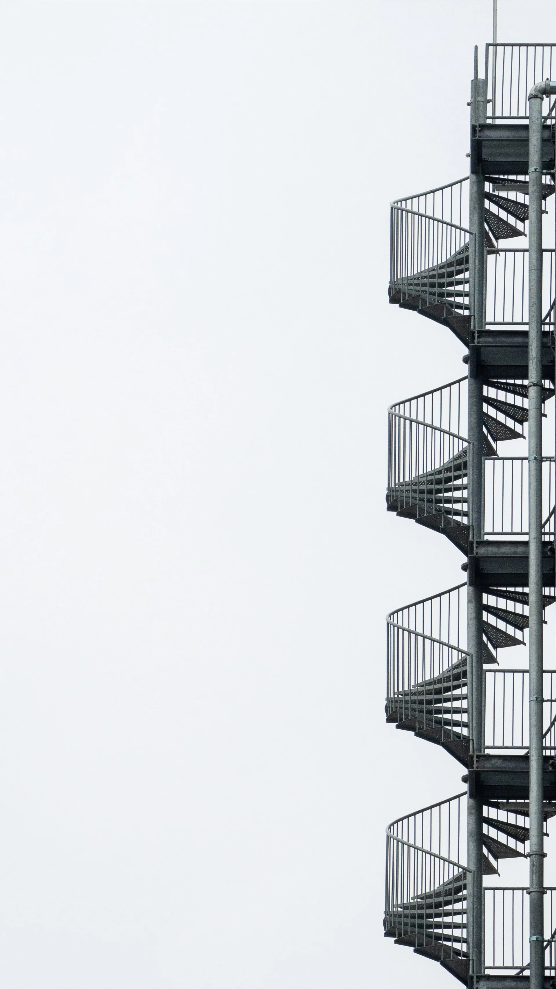 Escalier droit à limons latéraux en acier brut — Loft industriel, Boulogne-Billancourt