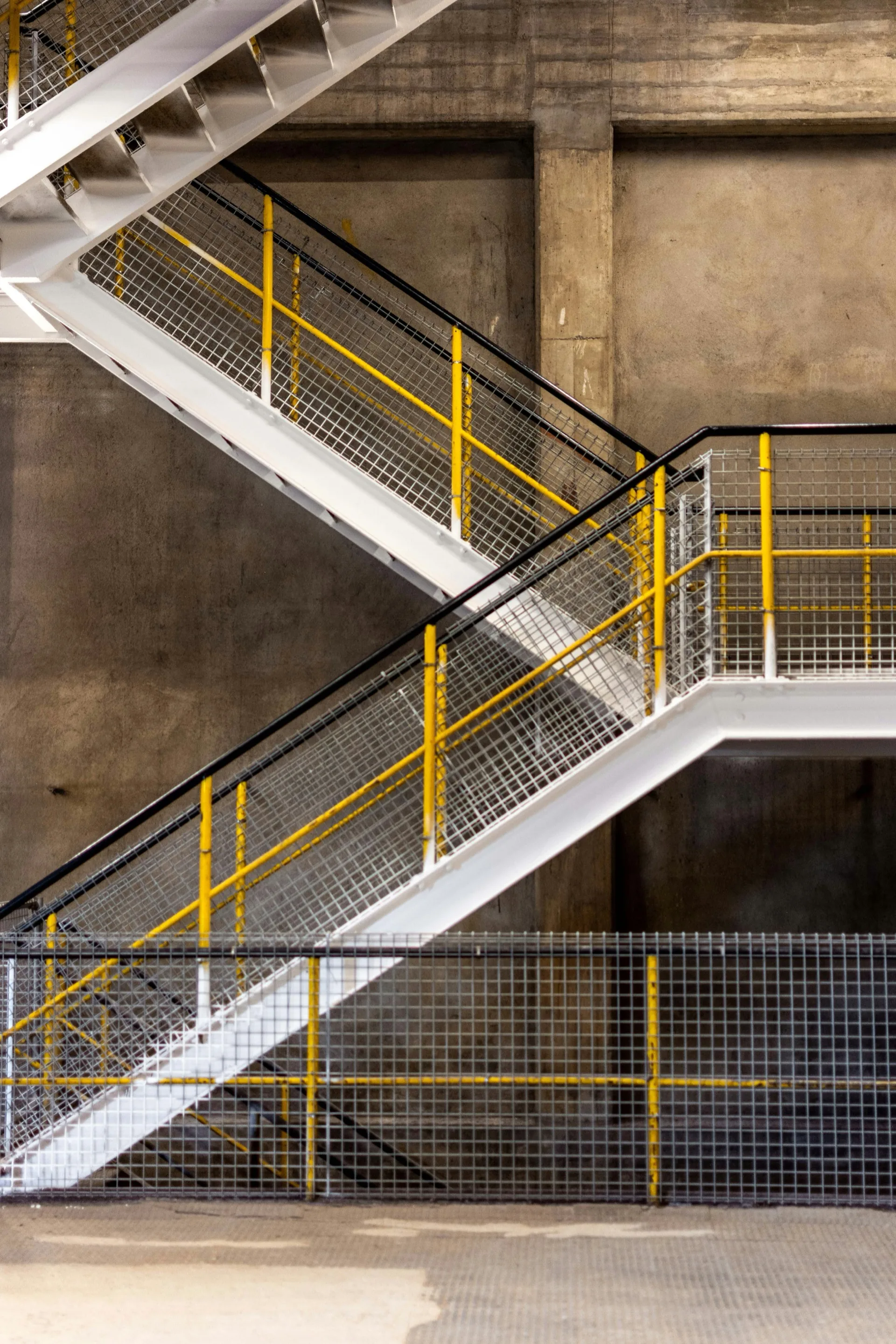 Escalier à limon central marches en verre feuilleté