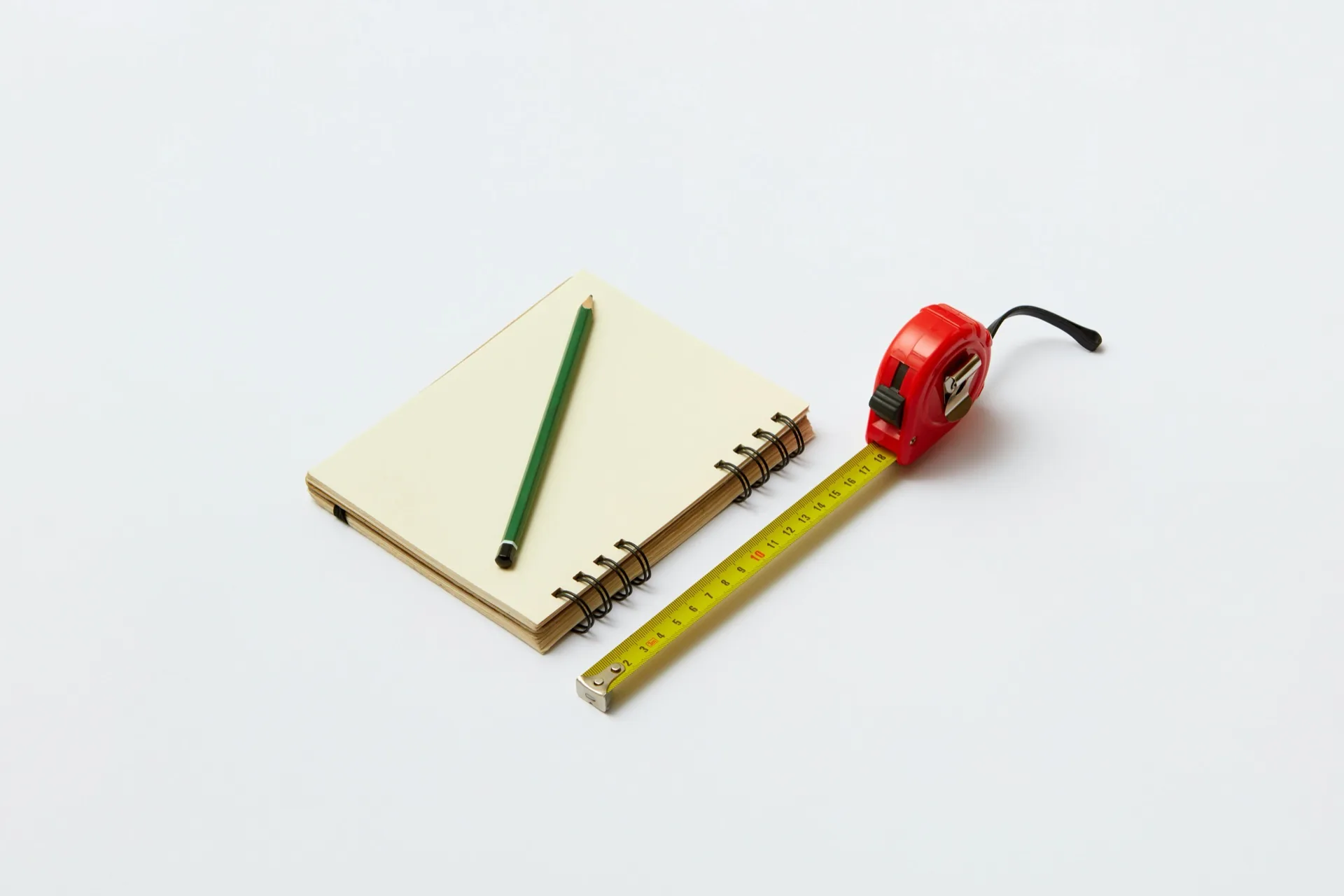 Carnet de notes et mètre ruban — outils de dimensionnement en métallerie