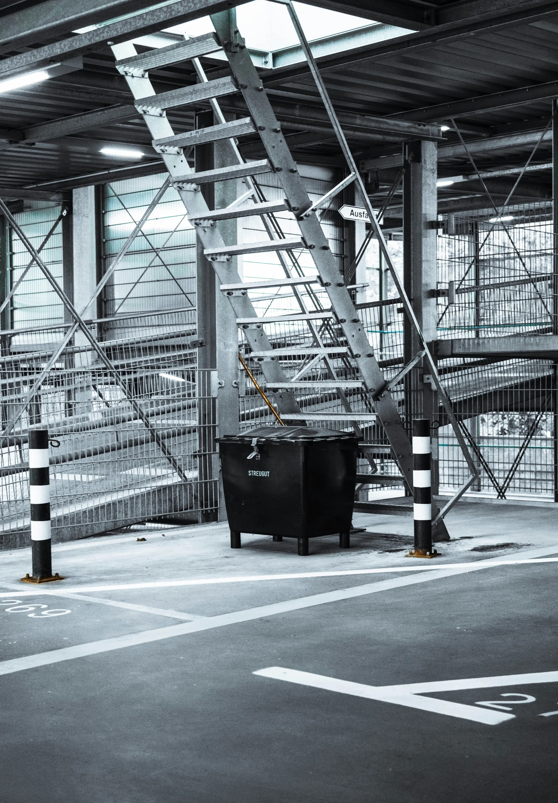 Plateforme industrielle caillebotis acier entrepôt logistique