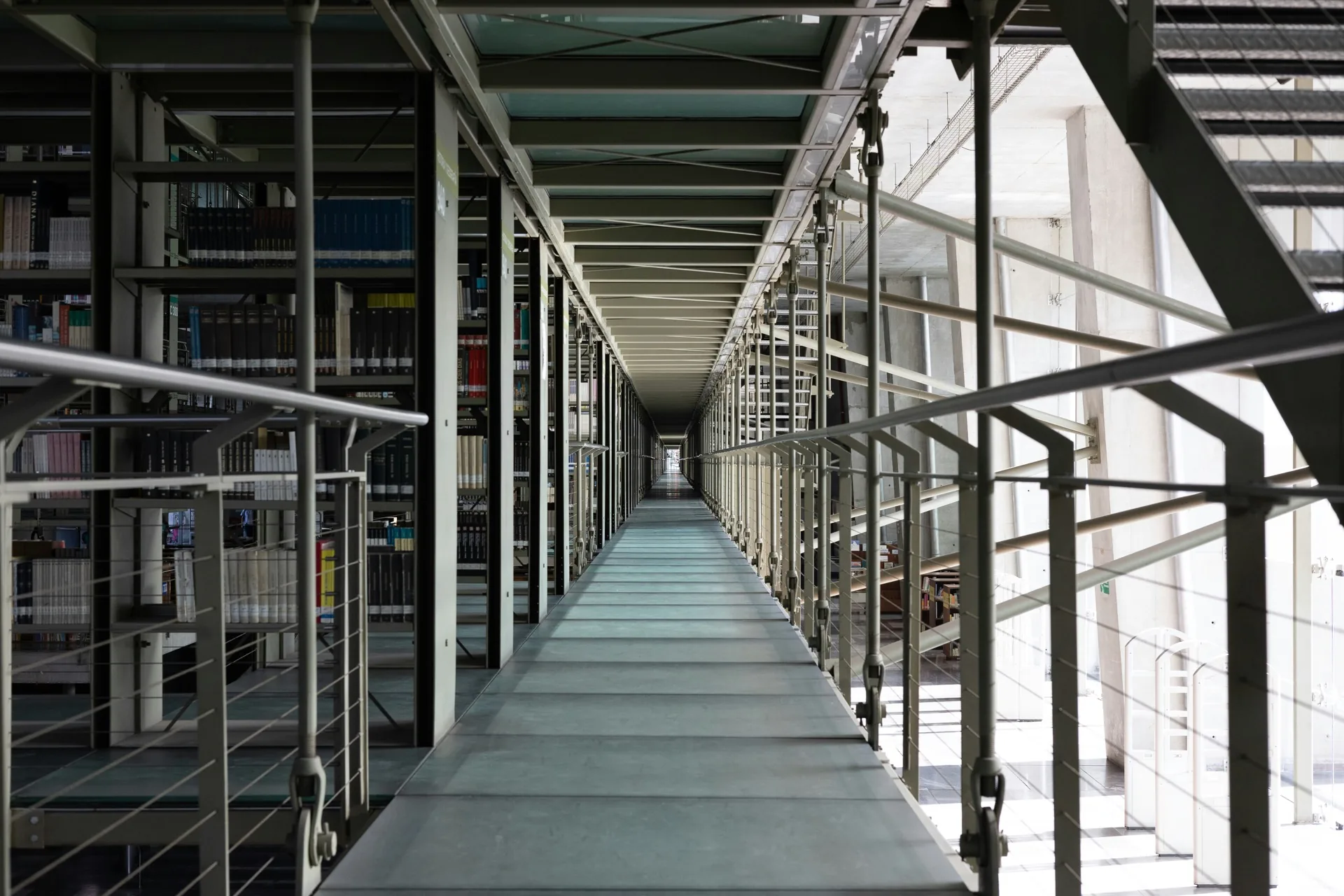 Passerelle piétonne en structure métallique